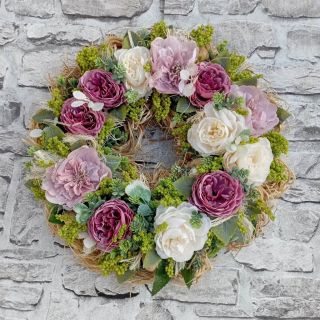 Představujeme náš nejnovější přírůstek - ručně vyráběný věneček o průměru 37 cm! 🌾 S láskou vytvořený z rafií, krajkových...