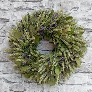 Objevte kouzlo přírody s tímto krásným přírodním věnečkem o průměru 45 cm. Ručně vyrobeno s láskou a pozorností k...