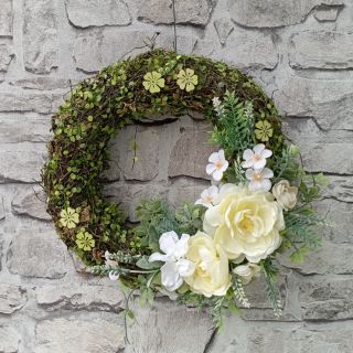 Několik novinek jako je tento jarní věnec s pryskyřníkem najdete na 📌 www.dekorx.cz 👈 Hezkou neděli všem 😊 #věnec...